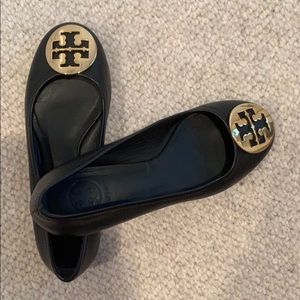 TORY BURCH BLACK FLATS GOLD